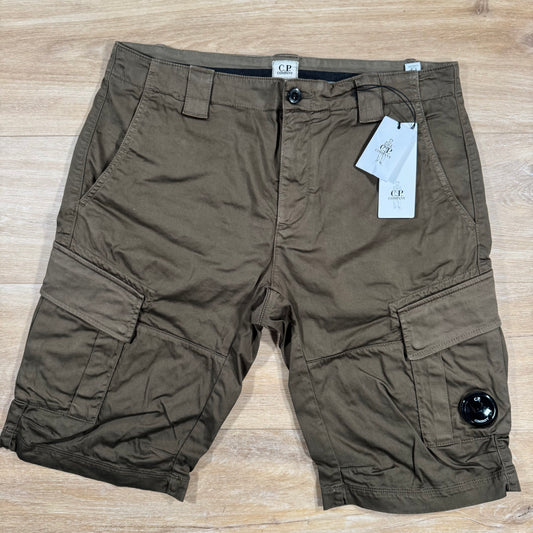 C.P. Company Stretch Sateen Cargo Lens Shorts in Ivy Green