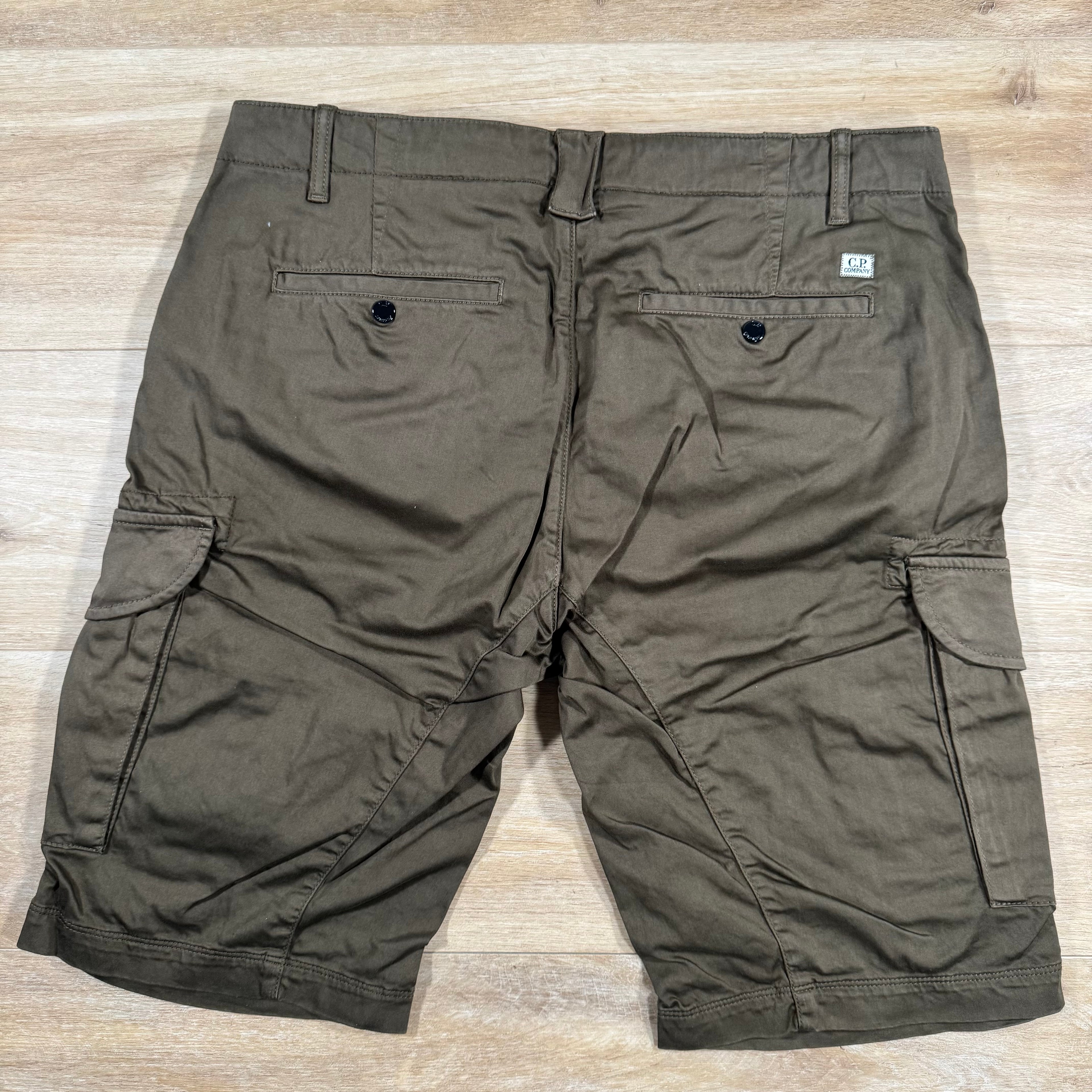 C.P. Company Stretch Sateen Cargo Lens Shorts in Ivy Green