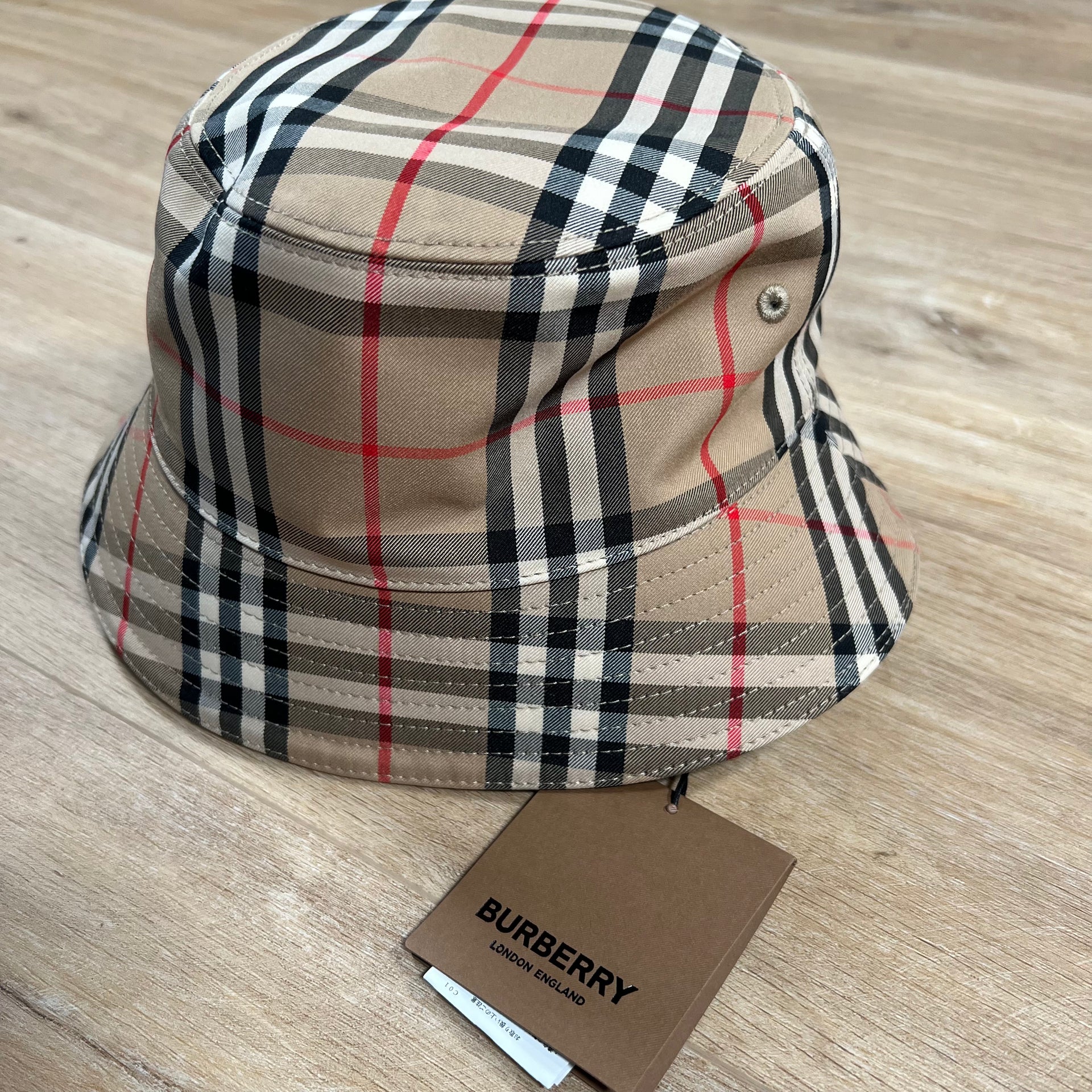 Burberry bucket hat real vs fake hotsell