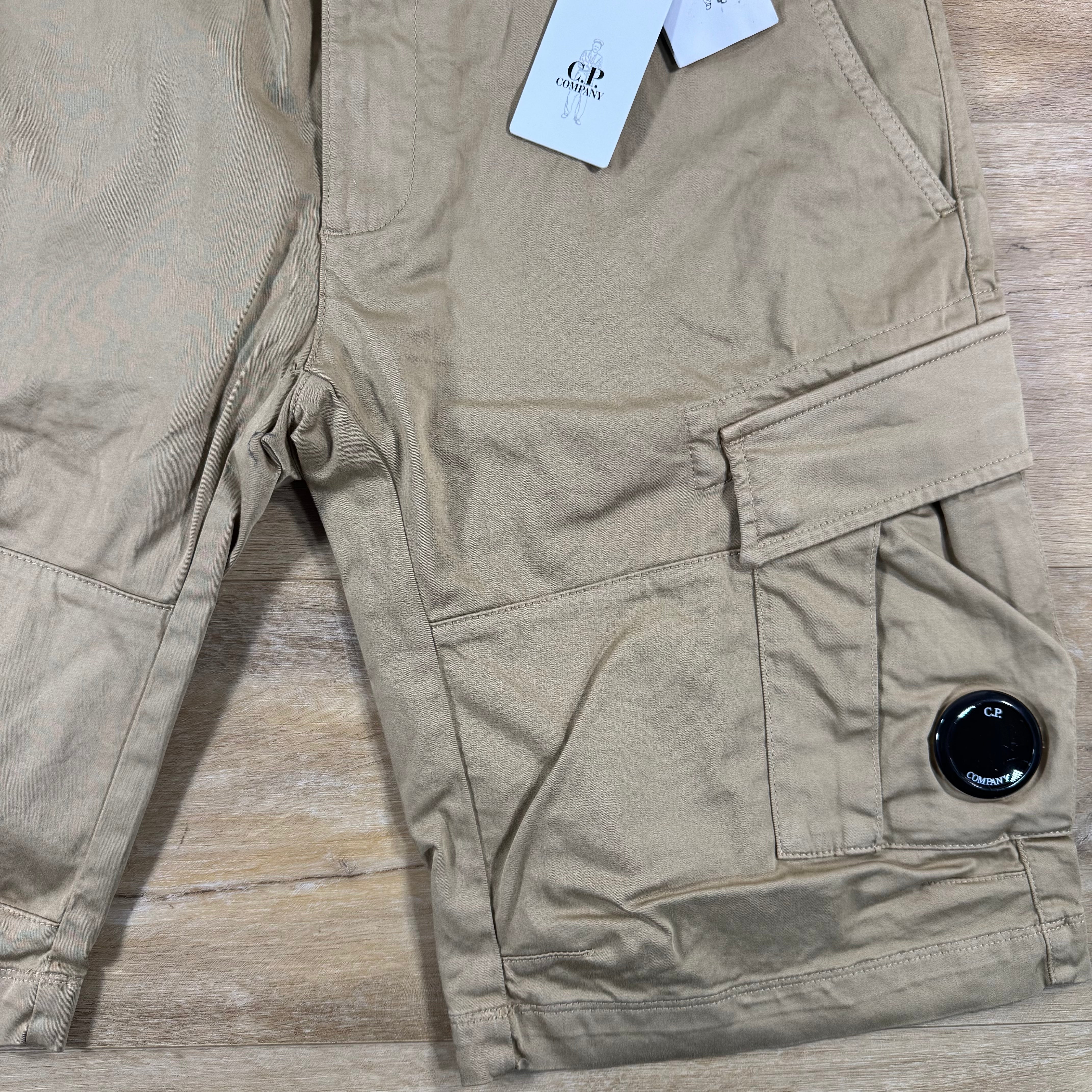 C.P. Company Stretch Sateen Cargo Lens Shorts in Anphora - Beige