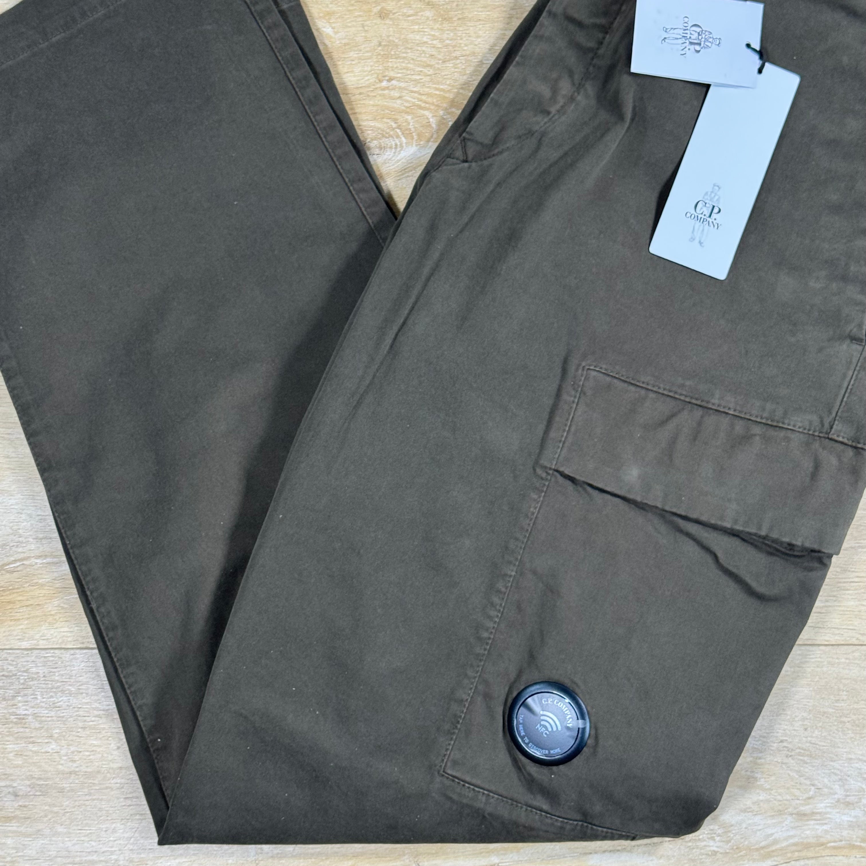 C.P. Company Stretch Sateen Lens Cargo Pants in Ivy Green
