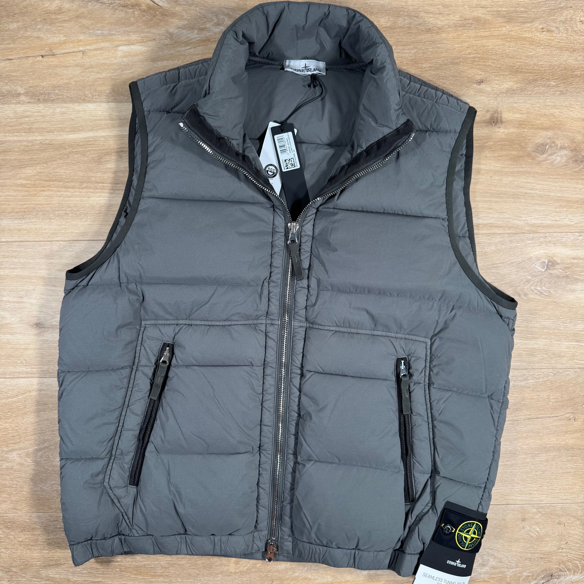 Stone Island Seamless Tunnel Nylon Down-TC Vest in Cement – Label