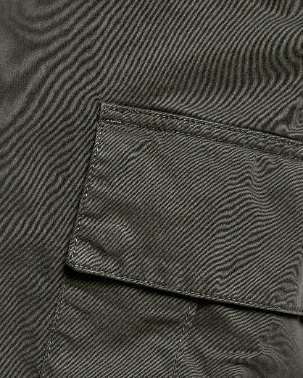 Lyle & Scott Cotton Cargo Shorts in Olive