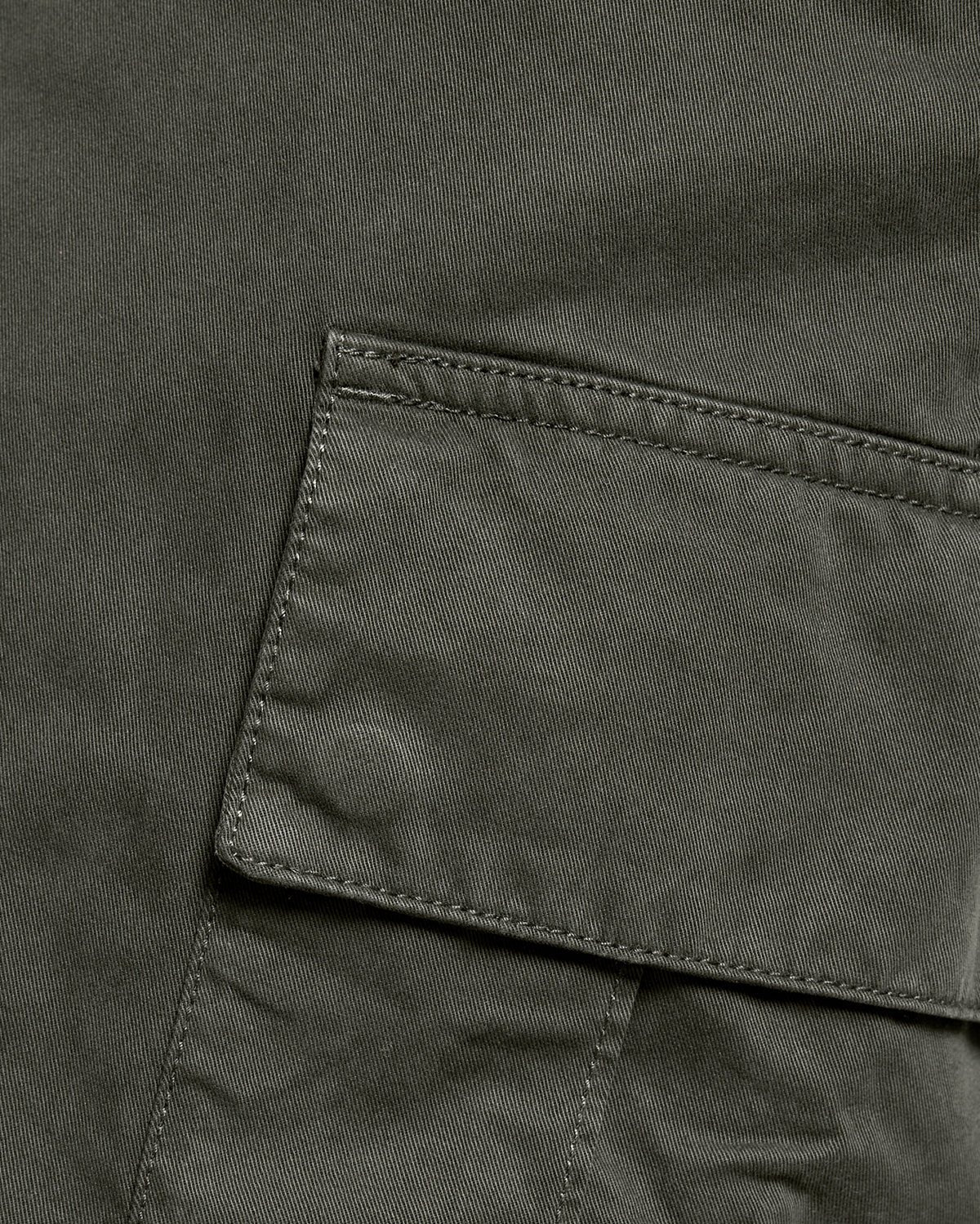 Lyle & Scott Cotton Cargo Shorts in Olive